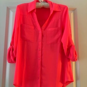 ☀️ Perfect for a summer night with white jeans ☀️